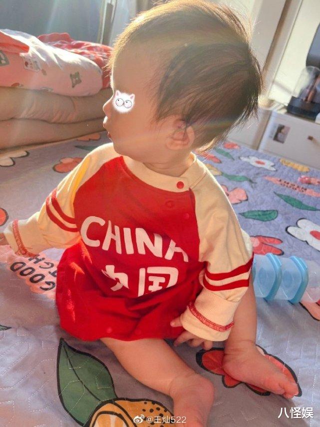 杜淳|杜淳老婆晒女儿独坐萌照，独自带娃累出黑眼圈眼袋，透露有做医美