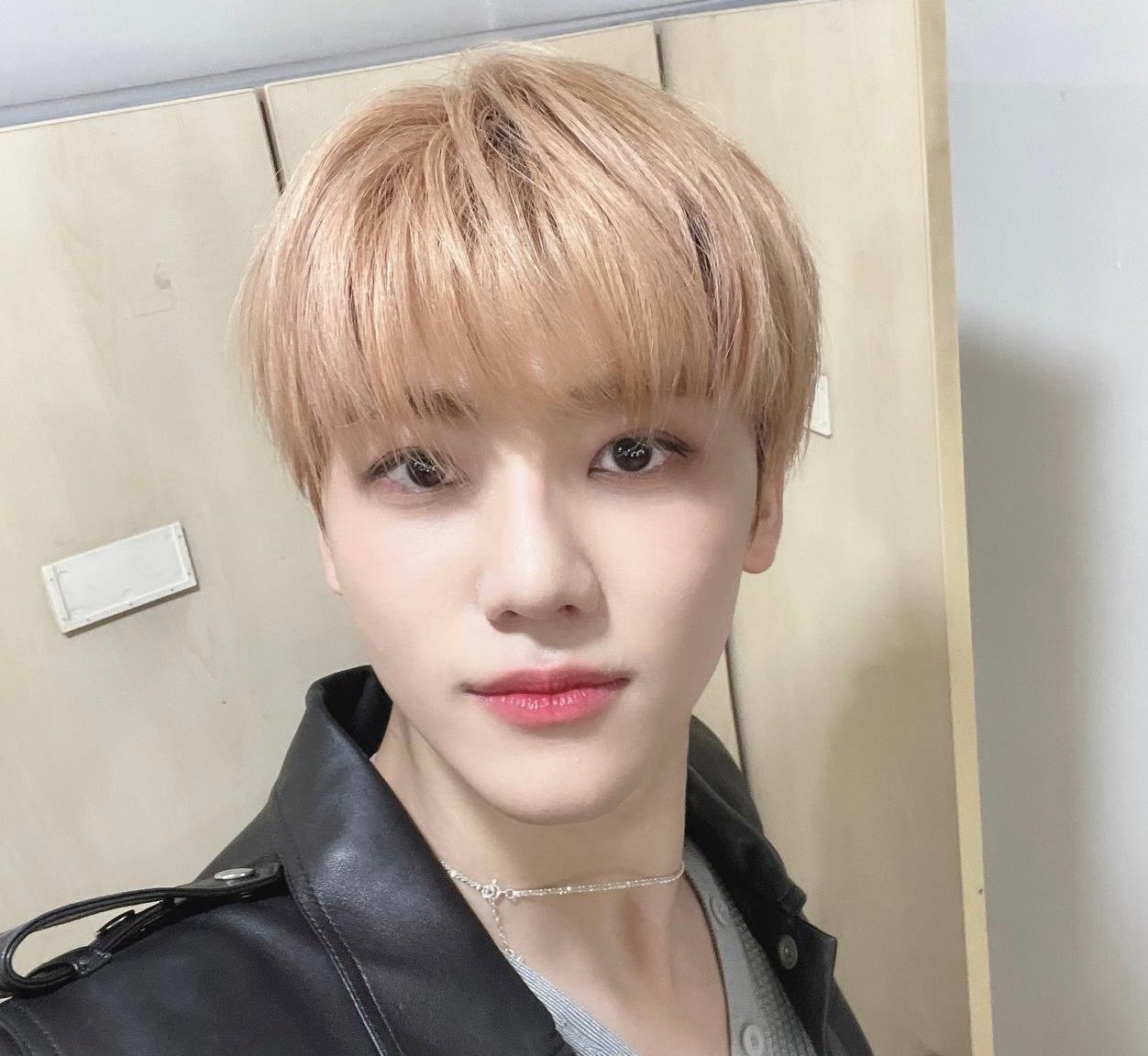 NCT|NCT粉丝买两箱专辑丢在路边，成员小卡被抽走，像内娱倒牛奶事件