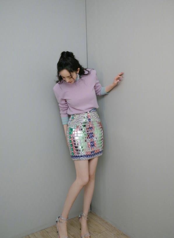 杨幂|杨幂为遮发际线,重现复古“非主流”发型,不料效果太减龄