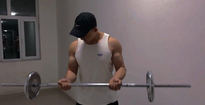 健身圈一哥 24岁的新疆小哥哥,撸铁打造出一身腱子肉,最满意的是麒麟臂!