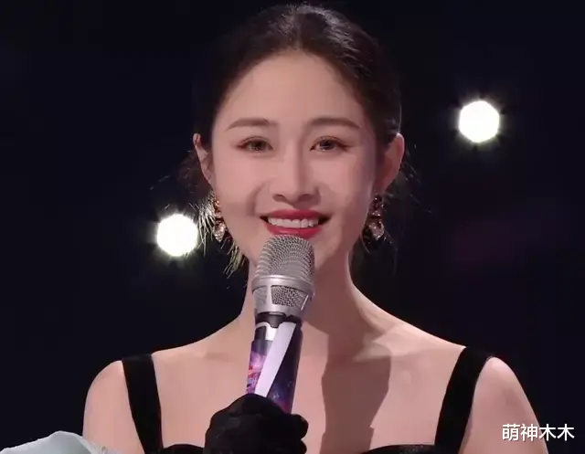 何炅|湖南台新主持跨年亮相即翻车，找不到镜头不会接话，何炅都带不动