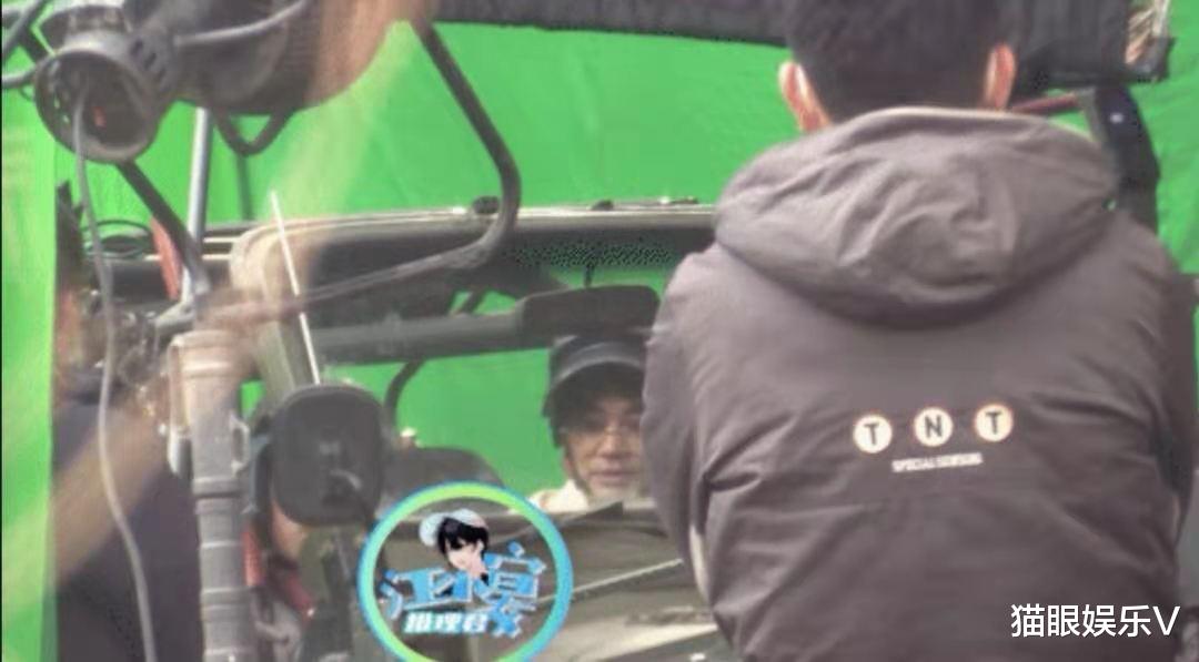 成龙|王宝强挑战爆炸头,裹着军大衣打扮接地气,美女助理在身旁紧跟