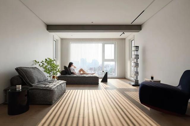 |120㎡现代极简，全屋纱帘、引入光线，黑白灰+红蓝点缀独特美