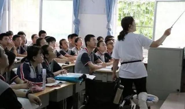 天明情感说 闹剧！家长对语文老师不满，冲到学校将数学老师打伤，已被拘留