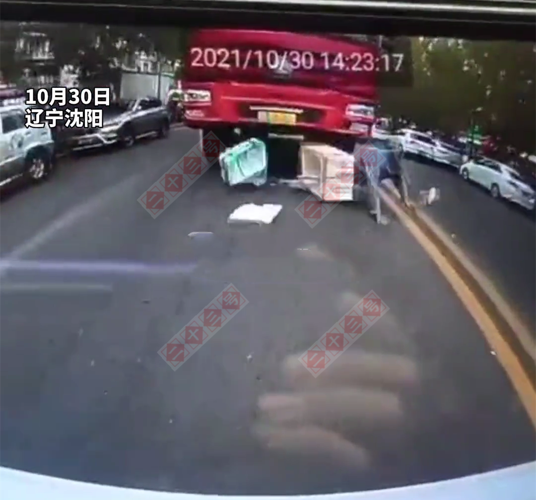 揪心!沈阳一老人横穿马路遇到大货车,向前跑数米后依然被碾压