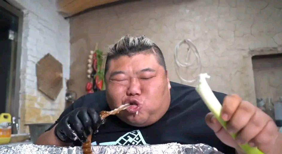 网红吃播胖猴仔自爆违约金协议,不吃就赔钱?呼吸困难吸氧也得吃
