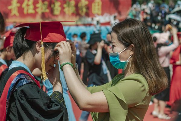 映象网 当你老了！看到父母化妆穿越到20年后，他们笑着笑着就哭了