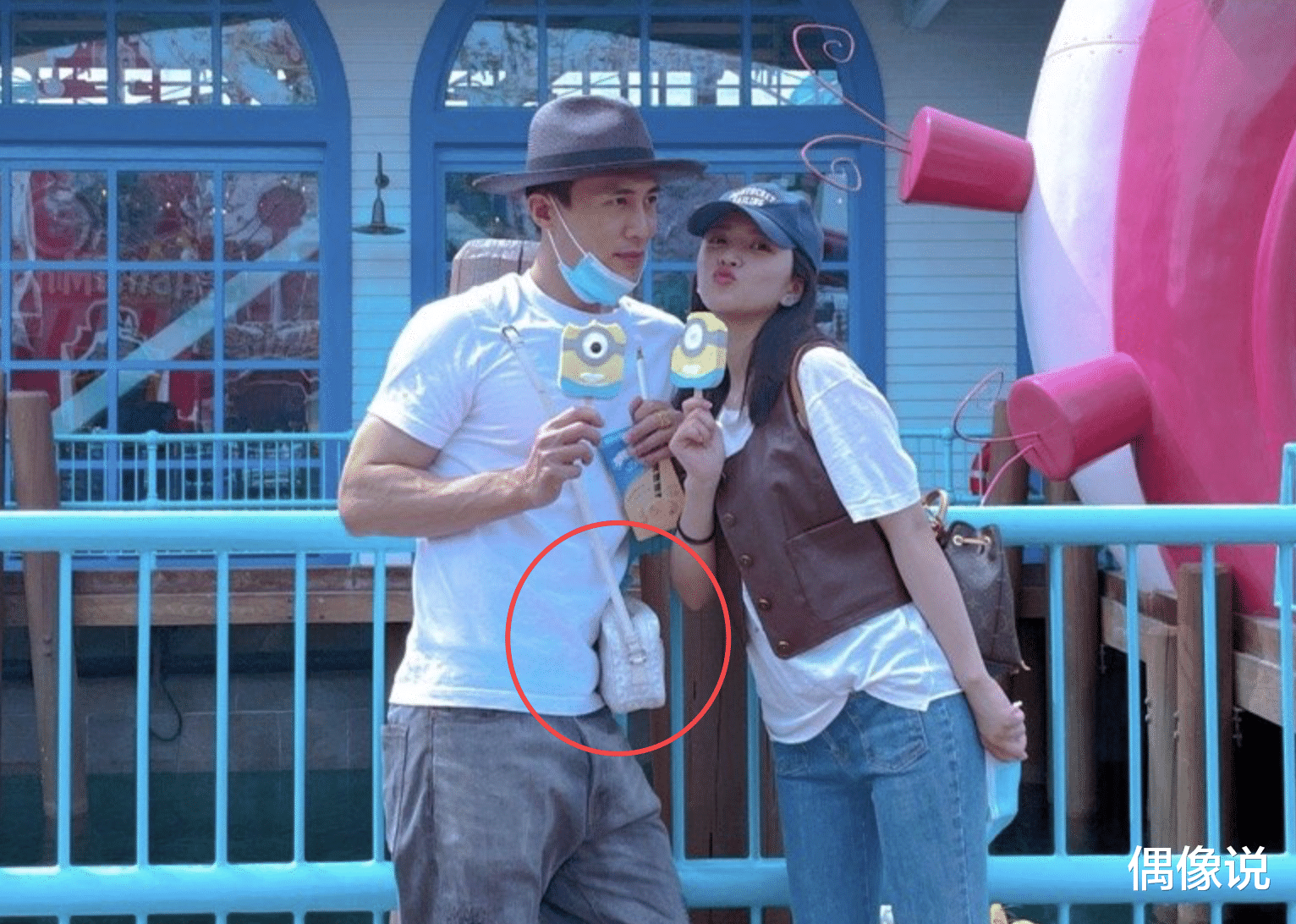 杜淳|杜淳和王灿同游环球影城，贴心帮老婆背包，穿情侣装合影好恩爱！