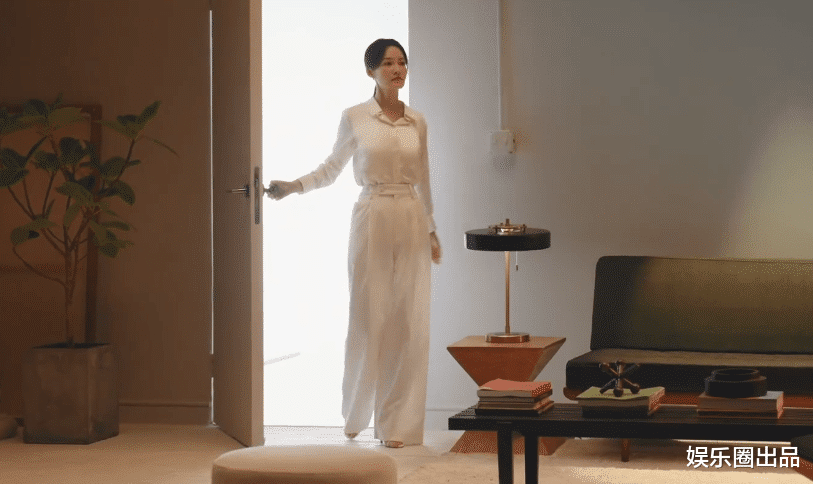 申敏儿|李沁在室内拍大片，穿白色套装身姿曼妙， 一颦一笑散发着优雅感