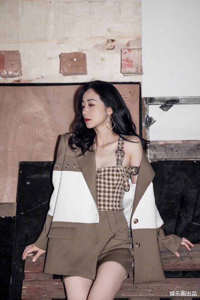 韩雪|韩雪也被同化了？夏装写真大片曝光，姿态妖娆尽显好身形