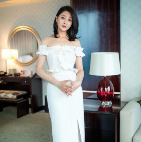 泳装|演员殷桃晒泳装照，皮肤水灵曲线玲珑，“冻龄状态”让人羡慕