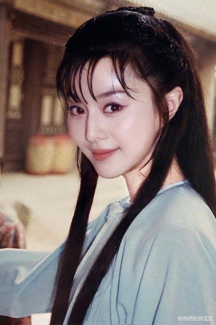 时尚搭配师瓜瓜|?范冰冰20岁旧照曝光，青涩又灵动太惊艳了，不愧“颜值天花板”！