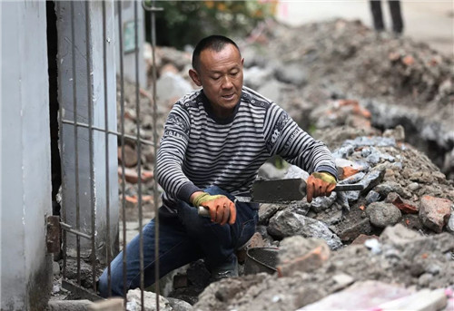 历史潮河 汶川地震，丈夫骑摩托车把“亡妻”背回家，半年后却遭人痛骂