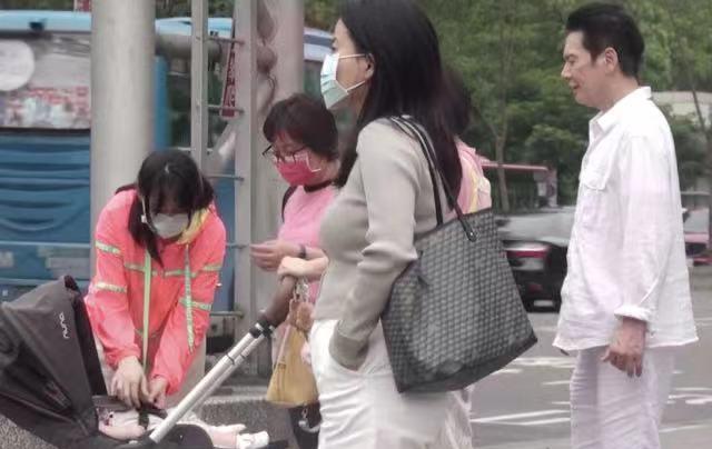 爱奇艺|带孩子出门像逃亡!郭碧婷素颜憔悴!为护女儿弯腰推行李边跑边躲