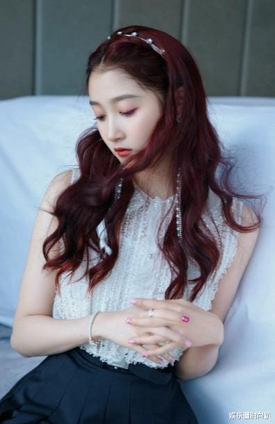 娱乐圈时尚趴|把“丝瓜”当背心穿见过吗？本以为很土，关晓彤反倒穿出仙女感！