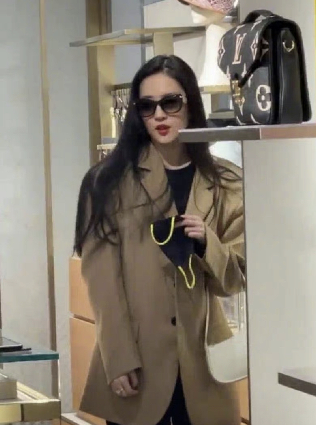 穿衣搭配|仙气十足的刘亦菲，开始尝试中性风穿搭，霸气侧漏帅气撩人。