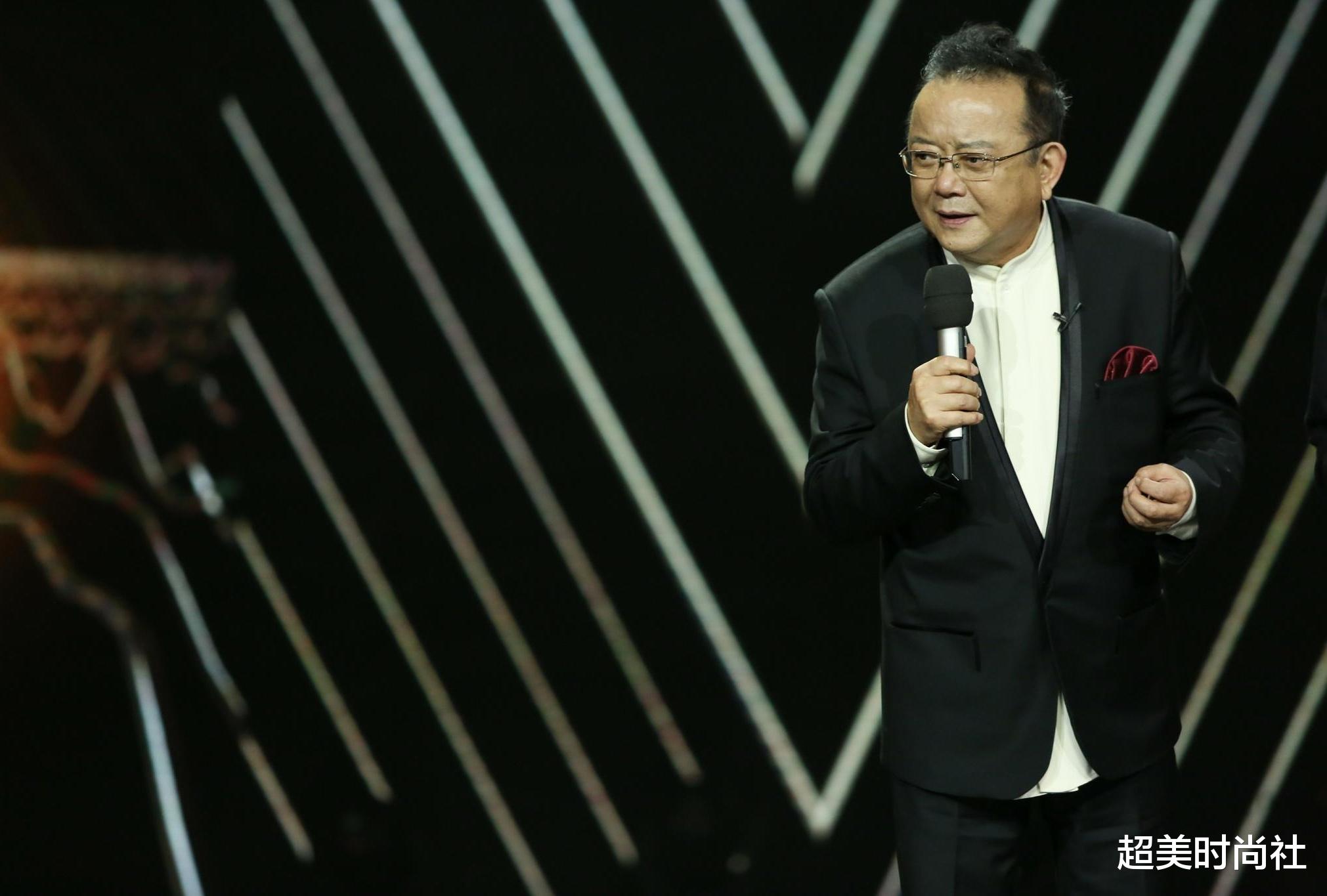 超美时尚社 王刚罕见上节目，72岁戴眼镜气色好，与张国立同台互动有活力