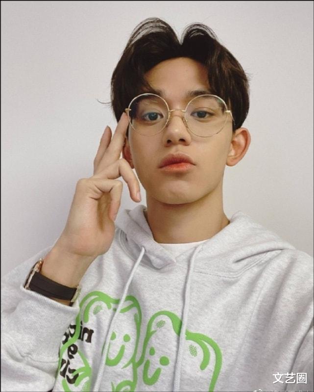 重庆 女博主自称和大10岁韩国男星恋爱，晒聊天记录，网友喊话尽早跑路