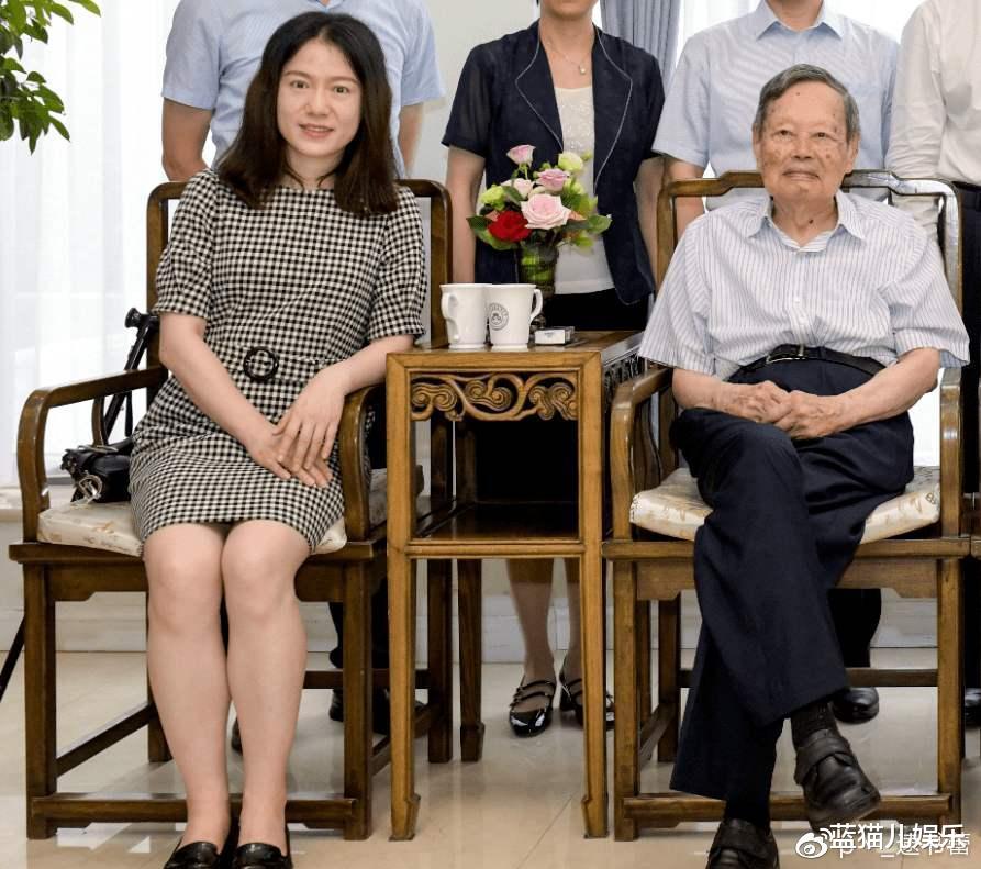 杨振宁|45岁翁帆发福显老,98岁杨振宁却仍然精力充沛,网友:真不容易