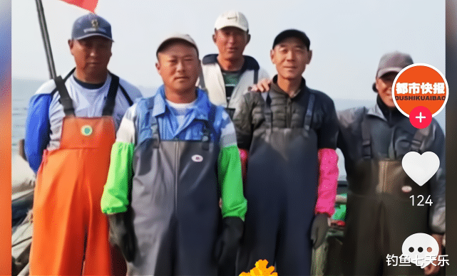 酸菜鱼|青岛老人垂钓时落水，钓船“无人驾驶”漂走，靠羽绒服捡回一命