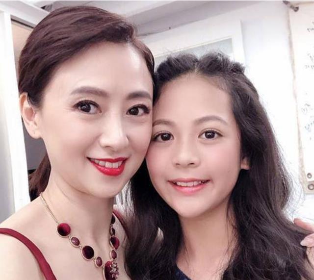 翁虹|翁虹女儿才13岁就美成这样，不是混血儿却胜似混血儿，撞脸阿娇！