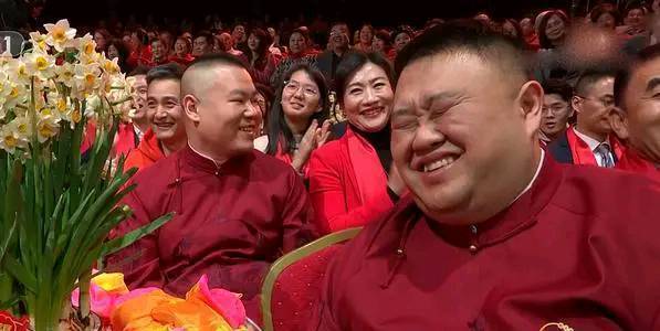 央视春晚|央视春晚从不对外公开售票，为何每年观众席坐得满满？他们什么身份