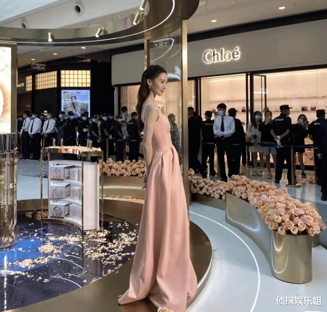 金晨|真纸片人！金晨现身活动排骨胸全程抢镜，网友齐呼：瘦得可怕