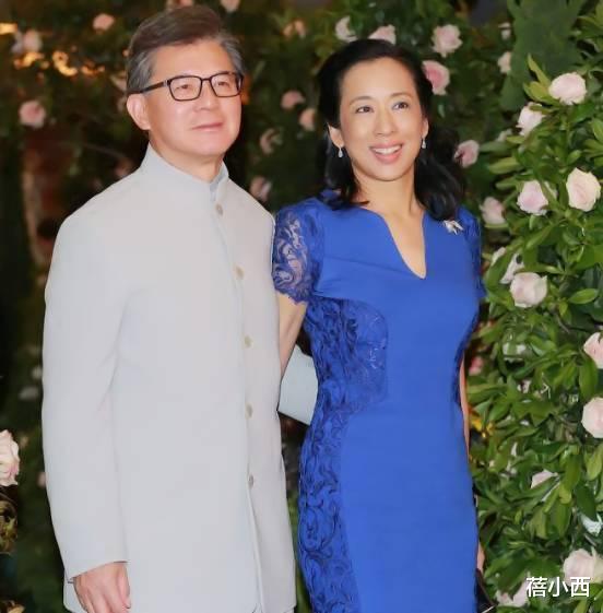 蓓小西|朱玲玲被富商老公宠上天,50后还有匀称身材,穿蓝色连衣裙太美了