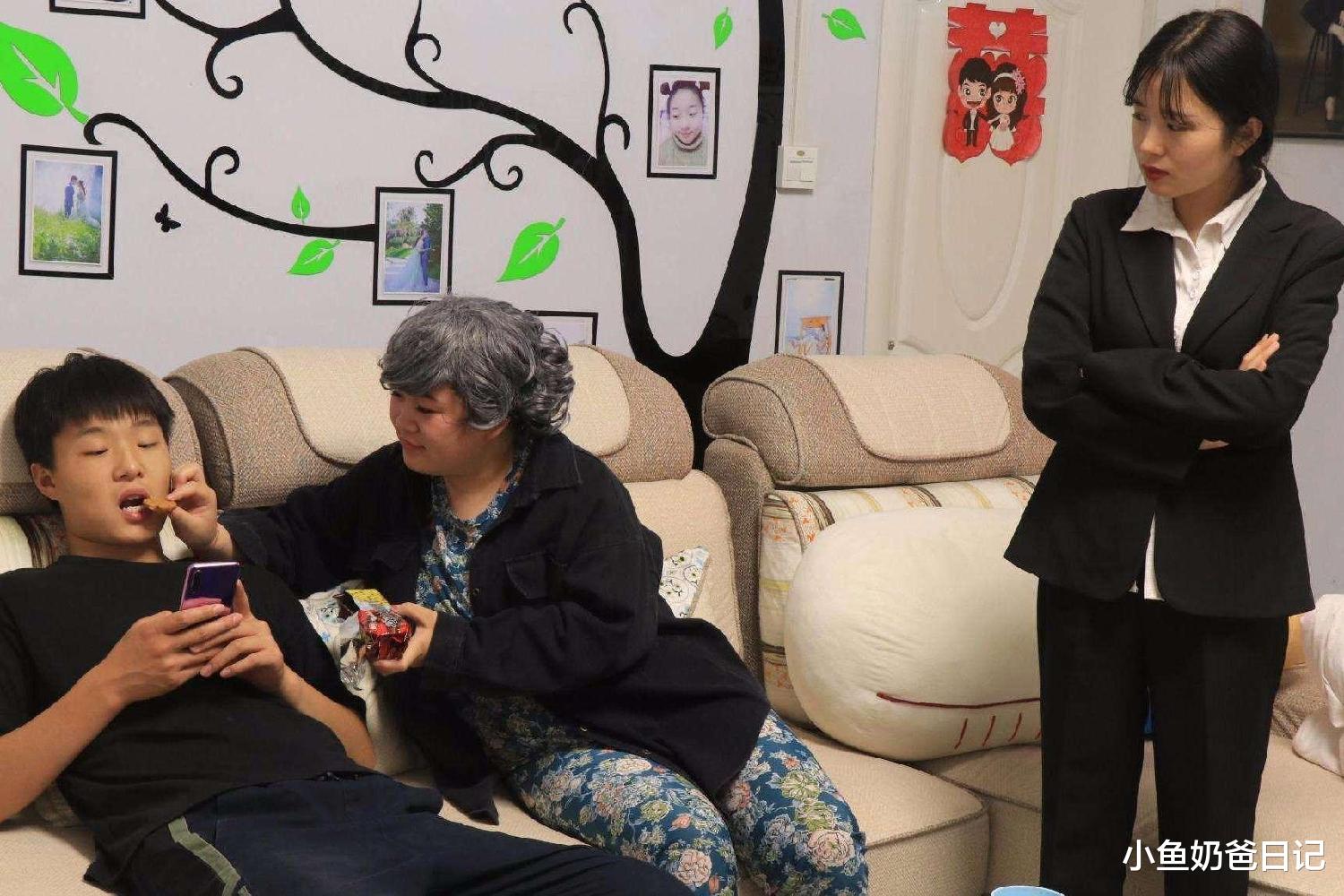 古巨基|古巨基携妻儿出游，带上三个保姆照看宝宝，老来得子要注意尺度