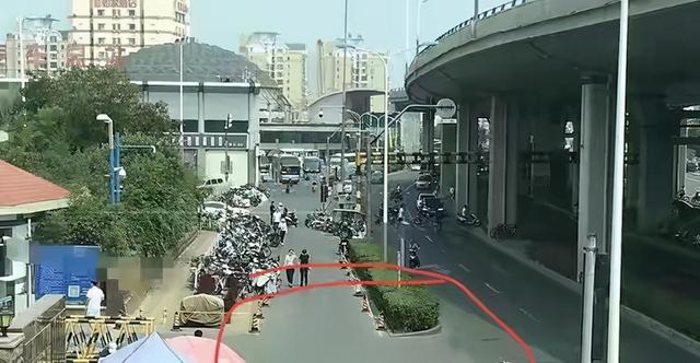 太仓 济南一出租车司机与医院保安发生冲突，开车将其撞死，伤害两家人