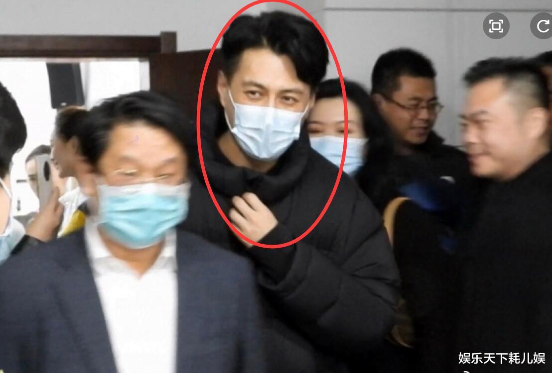 靳东|靳东平安夜回文工团看演出，身体抱恙但心情好，见谁都能聊还很爱张罗超搞笑