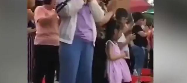 |小伙河边钓鱼，身后一群大妈双手合十，默念阿弥陀佛？谁更淡定？