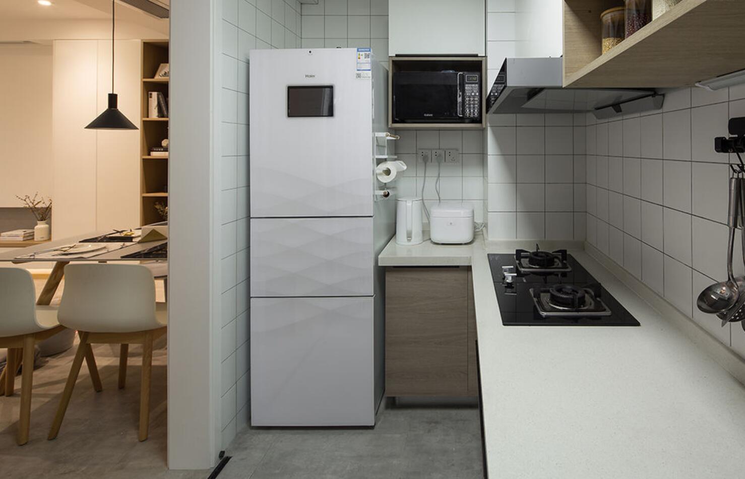 原来不改造也能做到实用,她90㎡新家,进门就是8米长的功能柜