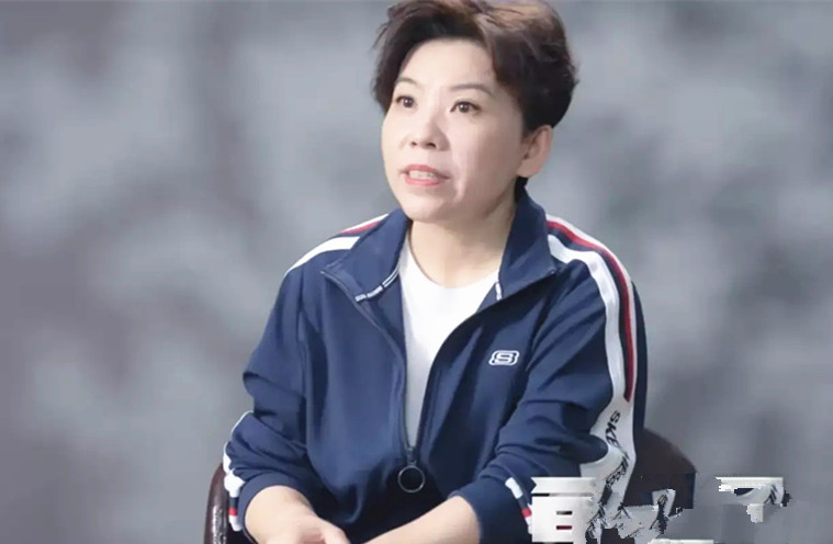 全球时尚号|“乒乓女皇”邓亚萍穿搭走机场，穿黑色便服很随意，气质无敌