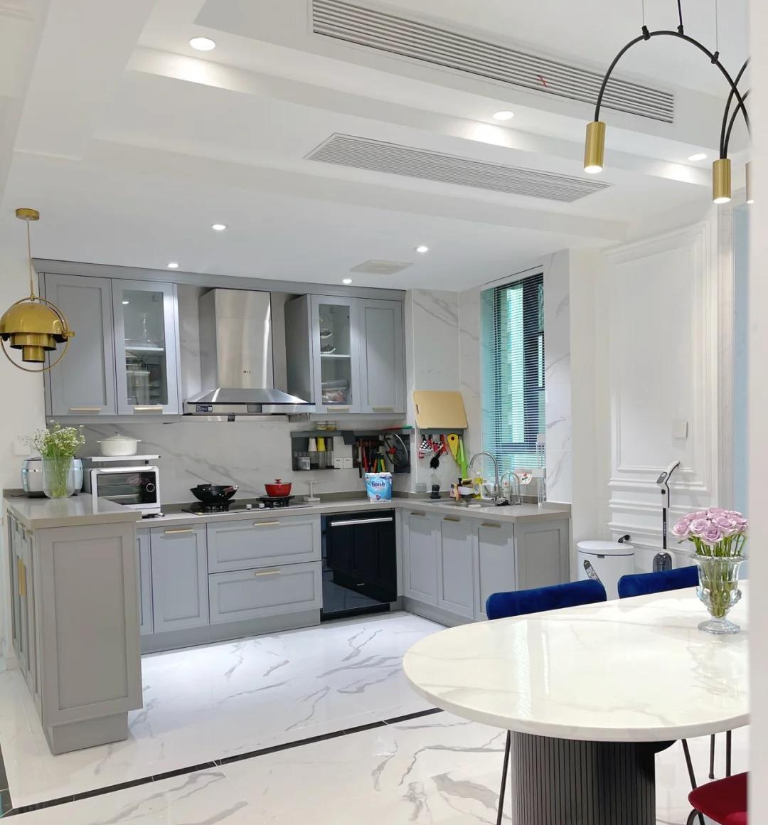 涨停|女主是深度电影爱好者,将自家打造成私人电影院,沦为了宅女