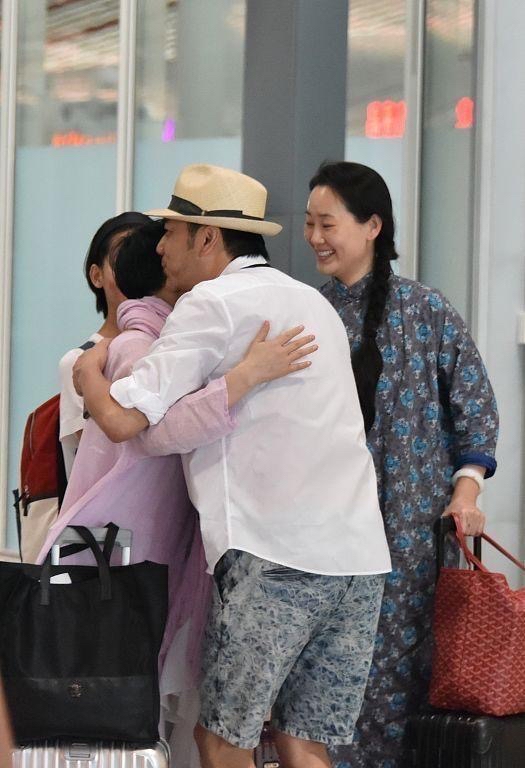 黄晓明|林依轮带老婆出行，胡子花白显出老态，西华穿碎花长袍气质也高级