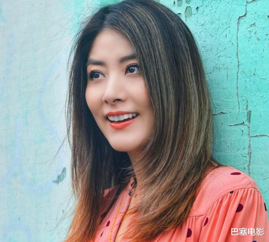 娱乐圈|有着一张“大饼脸”却美出特色来的女星，丰韵明媚，散发无限风情