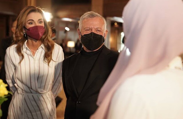 时尚风行派|约旦国王夫妇高颜值营业！51岁王后穿衬衫裙真大方，生日照美如画