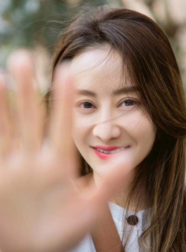 陈德容|46岁陈德容罕见没变化！披浓密秀发搭黑裙美赫本，肌肤更白到发光