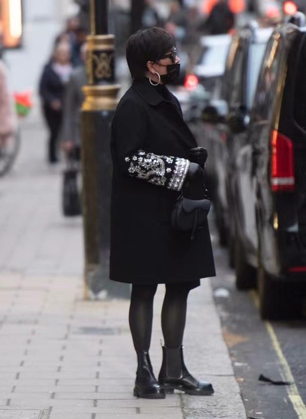 卡戴珊|66岁卡戴珊妈妈前凸后翘！穿黑丝袜秀漫画腿，掌权人的气场太霸气