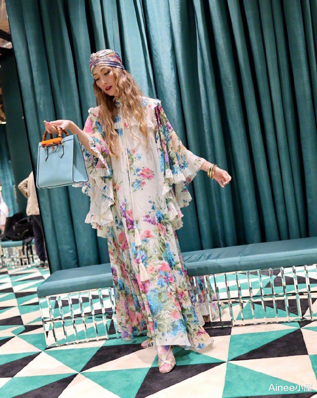 Ainee小屋|郑秀文把自己打扮得挺花哨，长裙配花头巾，梅子色口红挺特别