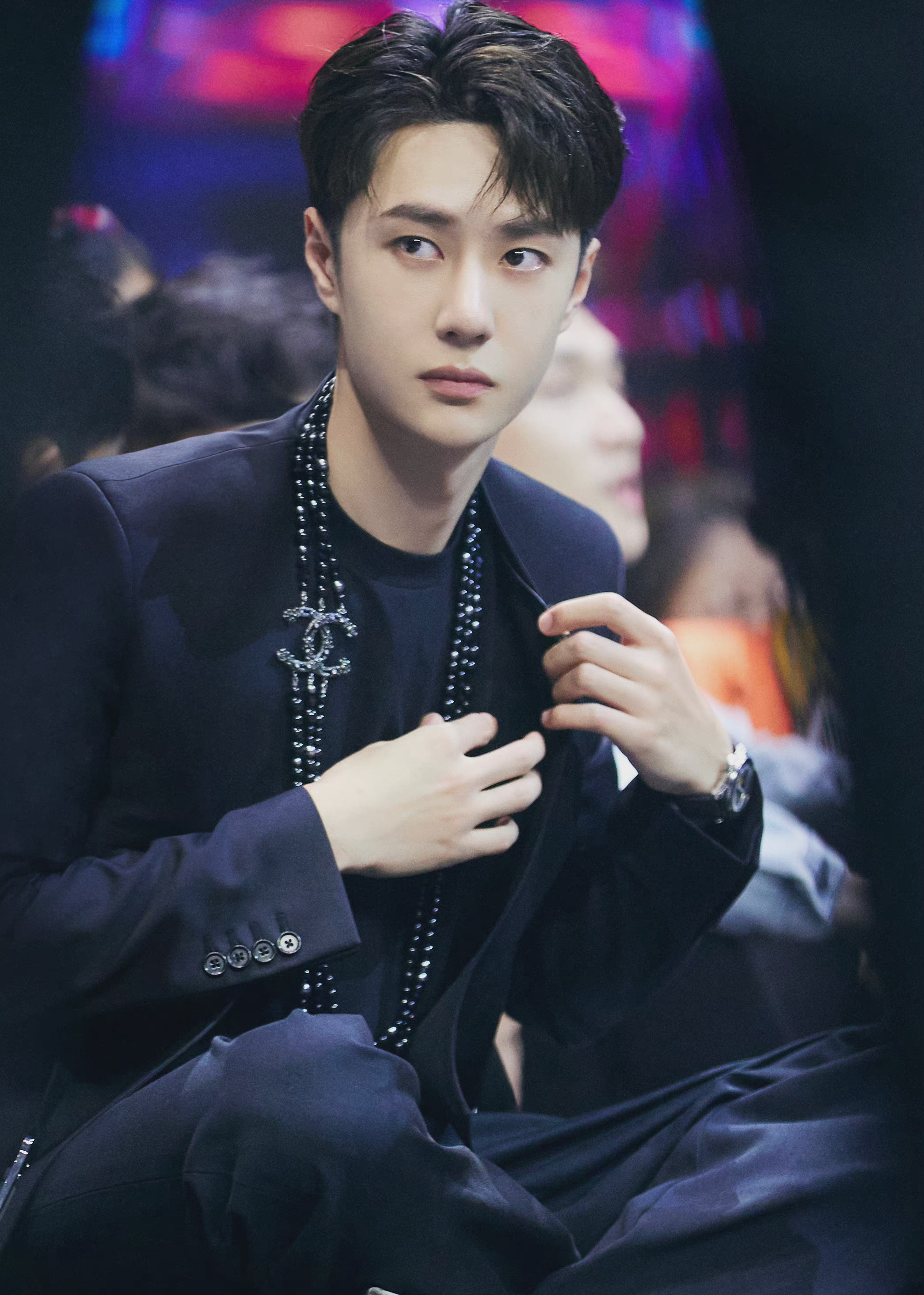 王嘉尔|李易峰、杨洋、王一博、王嘉尔、龚俊同穿黑西装，你最馋谁？