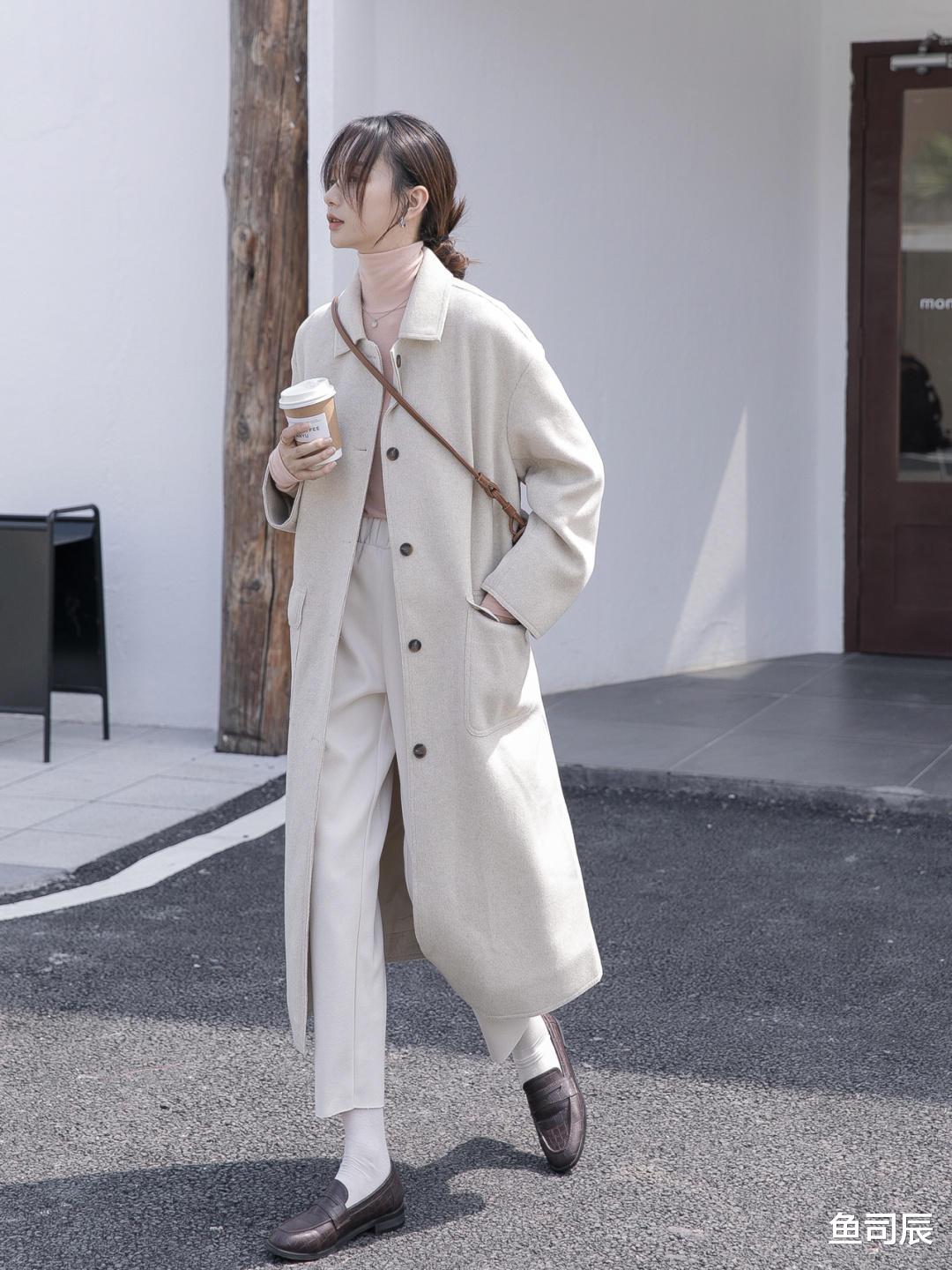 鱼司辰|职场法式穿搭指南,大u领针织衫+半身裙,穿起来气质又性感