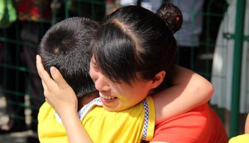 舜网 儿子的脸被同学“抓破相”，这位母亲的做法，让老师也心悦诚服