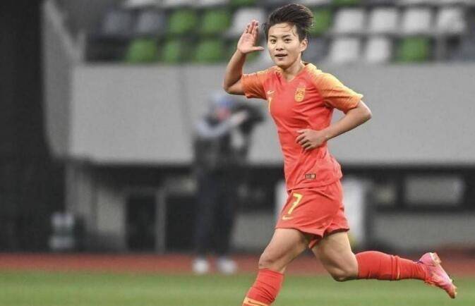 王霜|王霜为何在大巴黎不开心？看看这个镜头就知道了，太不被尊重