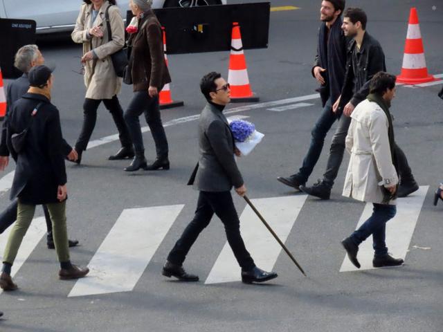 美好大千世界|甄子丹巴黎拍《疾速追杀4》怀抱花束持杖饰盲人