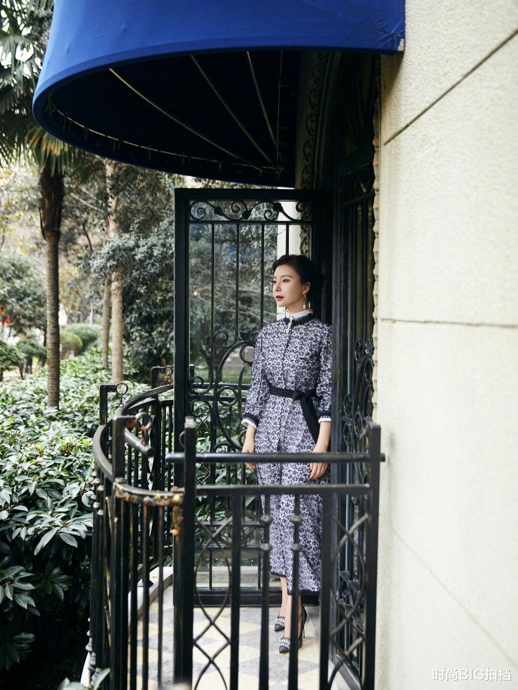 女人味|43岁陈数太有女人味，扎马尾配“红裙”惊艳又温柔，奔五更洋气！