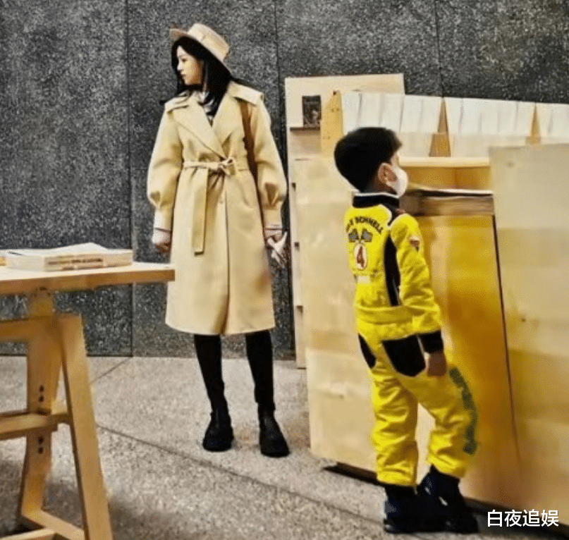 陈妍希|陈妍希带儿子逛书店，5岁小星星身高成焦点，明星基因都这么强吗？