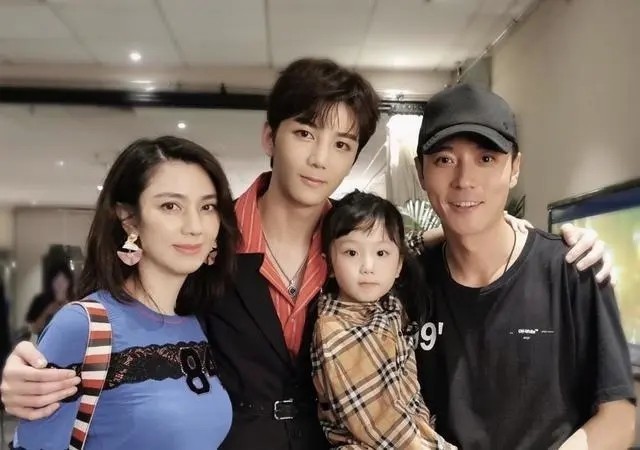 胡兵|洪欣冉莹颖同日庆生，四对明星夫妻到场，唯有张丹峰缺席