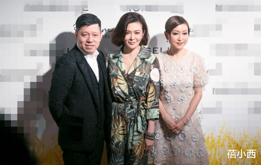 蓓小西|关之琳与向太站C位合影，穿印花套装配波波头，气场一点也不输